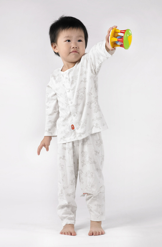 卓?jī)呵锒迒蚊娌紝?duì)襟套裝