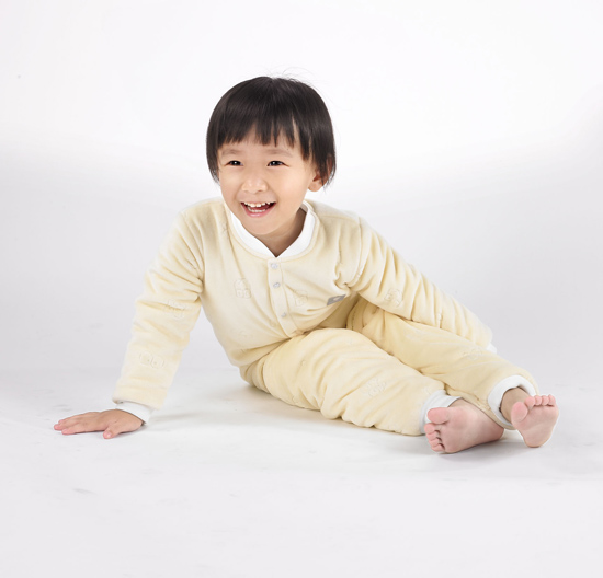 卓?jī)呵锒禊Z絨對(duì)襟套裝