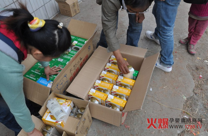 貝寧食品與聯(lián)建建設(shè)集團(tuán)攜手給連州山區(qū)送溫暖